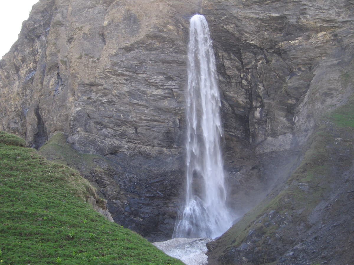 Der Piltschinabachfall mit 81 m Fallhöhe bei Batöni
