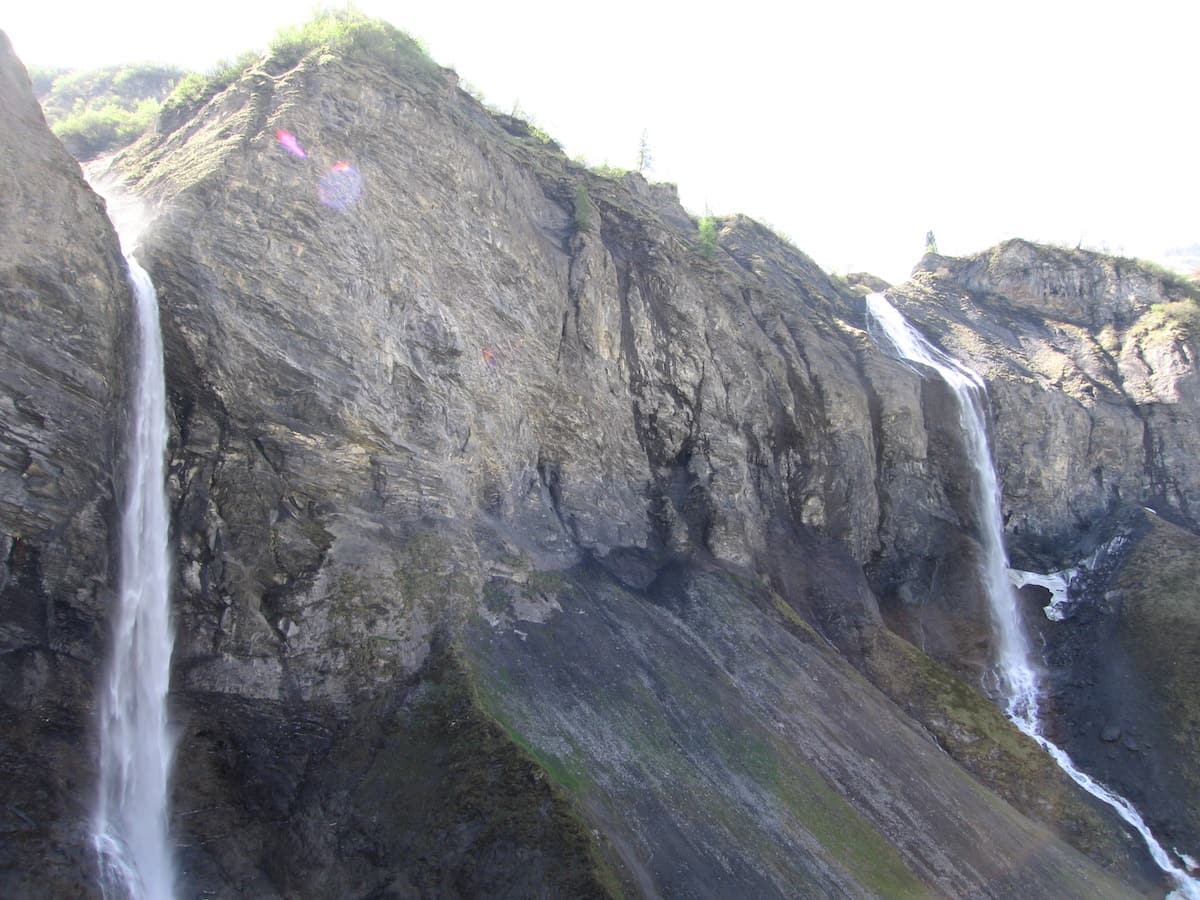 Rechts: Sässbachfall mit 86 m Fallhöhe bei Batöni