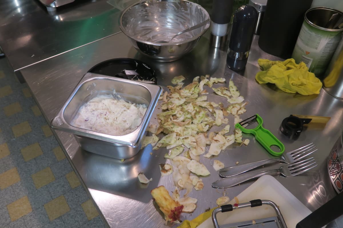 Rüsten für den Selleriesalat in der Alpenhof Küche